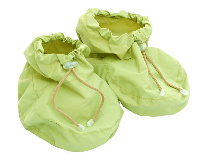 Защитные пинетки-бахилы для обуви малыша оливковые Katinka В осенне-зимний период обеспечивают защиту от мокрой и грязной обуви малыша