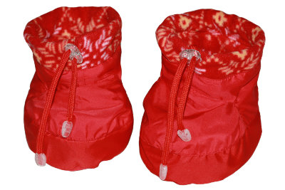 Утепленные пинетки-бахилы для обуви малыша, красный/флис красный-белый-снежинки Katinka Двухсторонние, можно носить как флисом, так и плащевкой наружу!